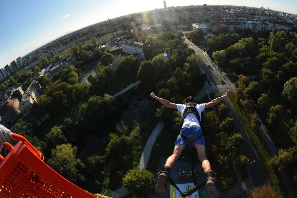 Skok na bungee we Wrocławiu - skoczek nad miastem