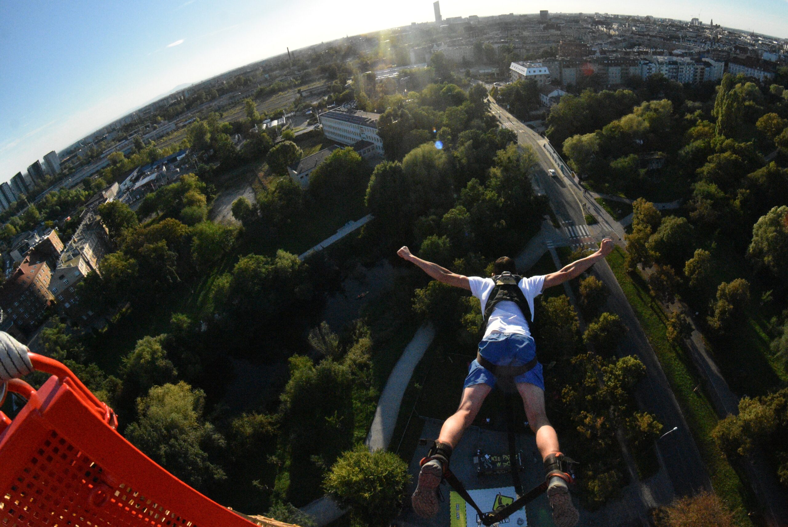 Skok na bungee we Wrocławiu - skoczek nad miastem